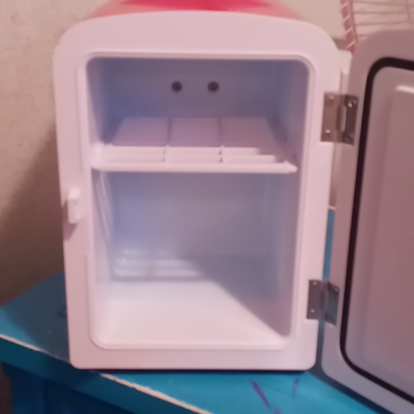 Mini fridge - Picture 2 of 4
